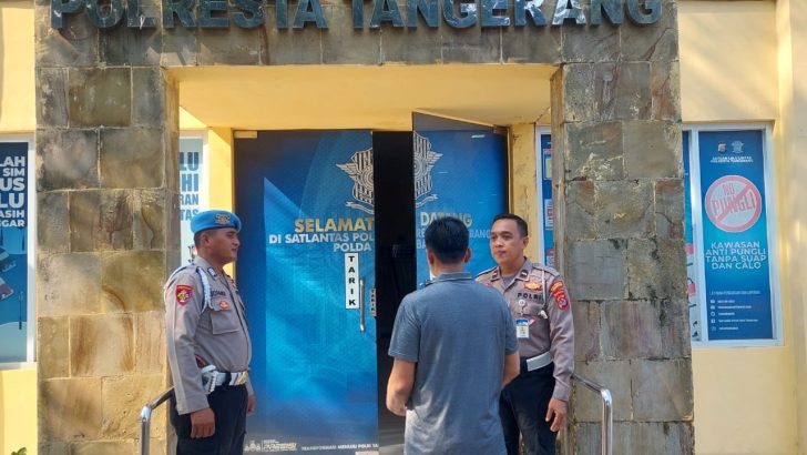 PENGECEKAN MASYARAKAT PEMOHON SIM DI GEDUNG SAT LANTAS POLRESTA TANGERANG OLEH PIKET SIPROPAM DAN SAT LANTAS POLRESTA TANGERANG