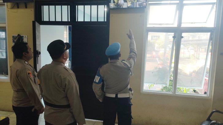 PENGECEKAN PAGI PADA CCTV RUANG TAHANAN POLRESTA TANGERANG OLEH PIKET SIPROPAM POLRESTA TANGERANG