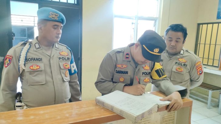 PENGECEKAN PAGI PADA BUKU MUTASI PETUGAS JAGA RUANG TAHANAN OLEH ANGGOTA SIPROPAM