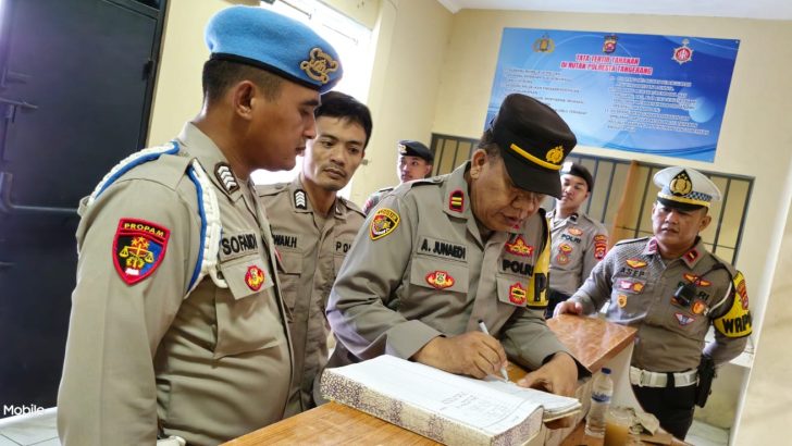 PENGECEKAN PAGI PADA BUKU MUTASI PETUGAS JAGA RUANG TAHANAN OLEH ANGGOTA SIPROPAM