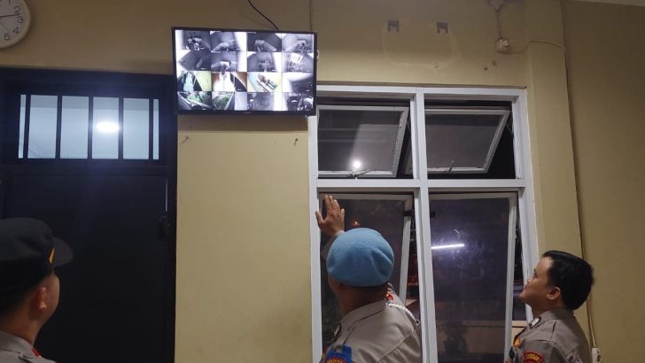 PENGECEKAN MALAM PADA CCTV RUANG TAHANAN POLRESTA TANGERANG OLEH PIKET SIPROPAM POLRESTA TANGERANG
