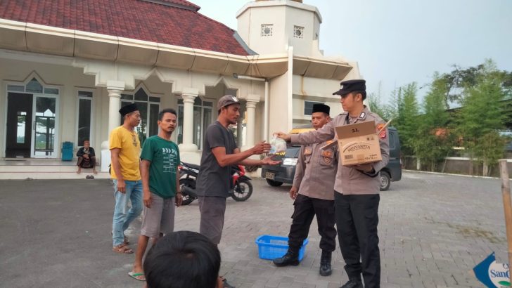 Wujud kepedulian dan Sinergitas kepada masyarakat, Polsek Kresek berikan Takjil menjelang Buka Puasa