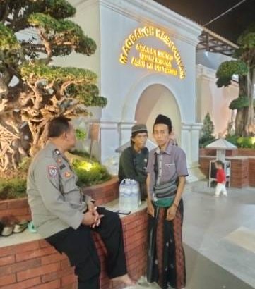 Bhabinkmatibmas Patroli ke Tempat Ziarah Makam Almagfurllah Abuya Uci Cilongok