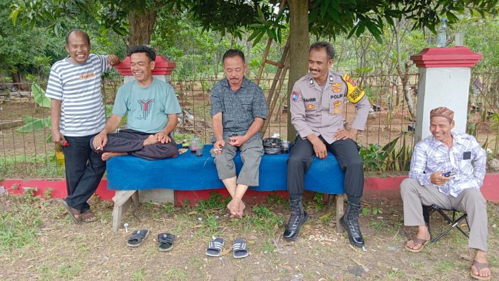 Duduk Bersama Warga, Bhabinkamtibmas Desa Sukharja Ajak Warga Ngobrol Sambil “Yuk Ngopi Wae”