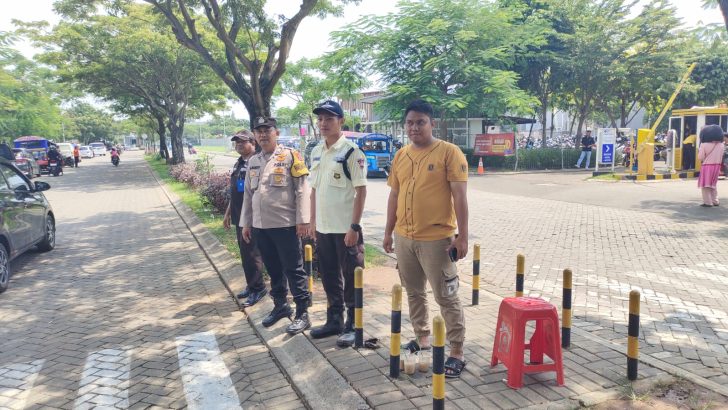 Unit Bhabinkamtibmas Polsek Pasar akemis Pantau Lokasi Wisata Kolam Renang
