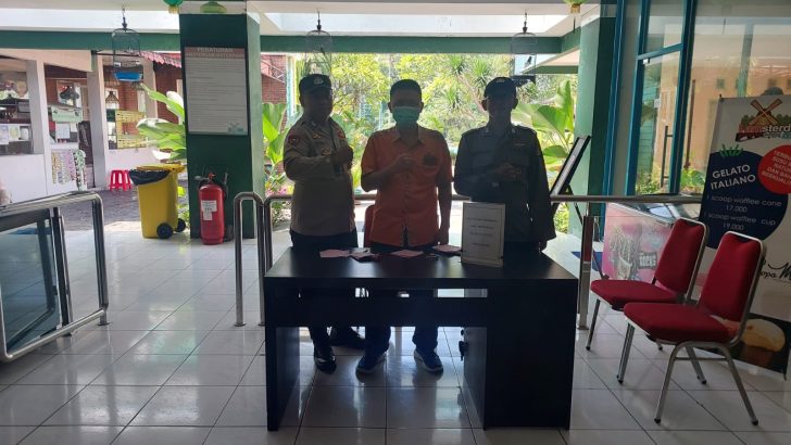 Petugas Pospam Kuta Bumi Patroli area pariwisata Kolam Renang Tomang Amsterdam Waterpark Villa Tomang Baru