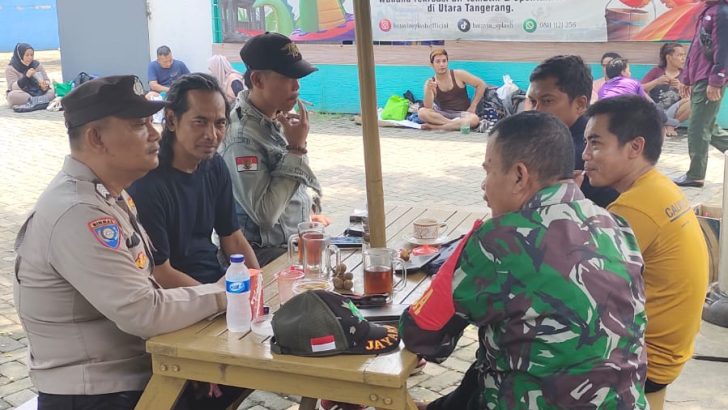 Bhabinkamtibmas dan Babinsa Patroli Obyek Wisata Kolam Renang Untuk Berikan Jaminan Keamanan Dan Kenyamanan Kepada Pengunjung Saat Berlibur.