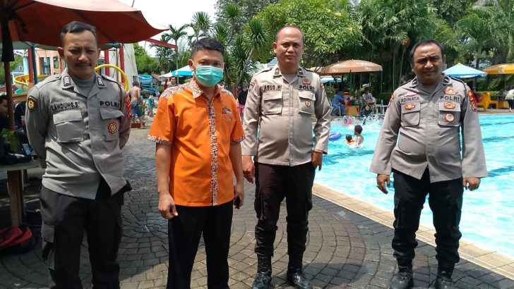 Polisi Sampaikan Pesan Kamtibmas Kepada Pengunjung Kolam Renang