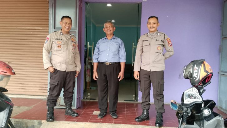 Anggota Polsek Pasar Kemis Pam Kebaktian Minggu Pagi di Geraja GBI