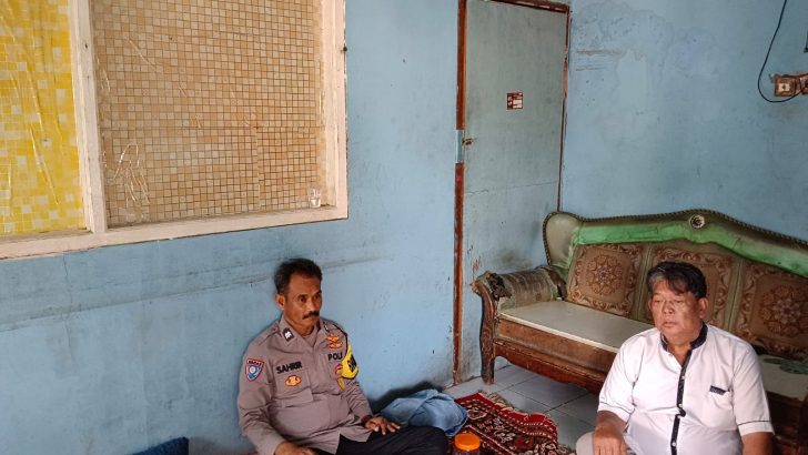 Mempererat Silaturahmi Bhabinkamtibmas Polsek Pasar Kemis kunjungi Tokoh Masyarakat