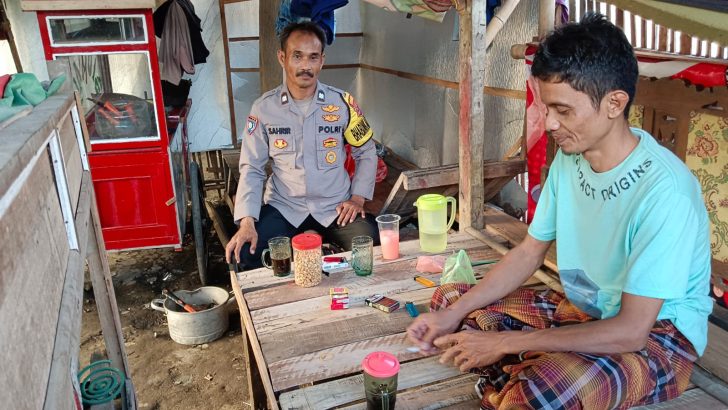 Bhabinkamtibmas Ngopi Bareng Bersama Warga Binaannya Sembari Binluh Kamtibmas