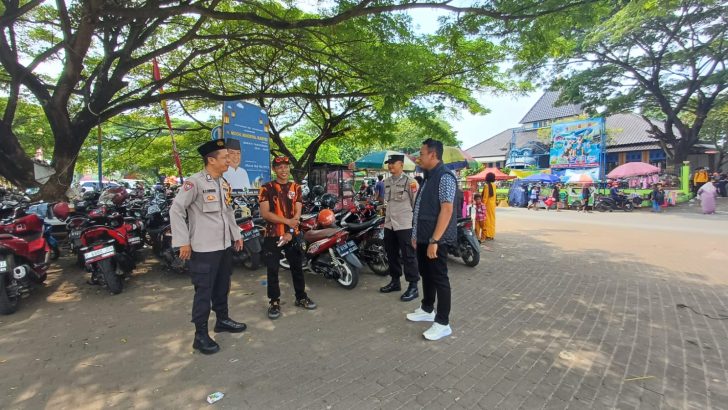 Anggota Polsek Pasar Kemis Polresta Tangerang Temui Juru Parkir Kolam Renang Pun pack