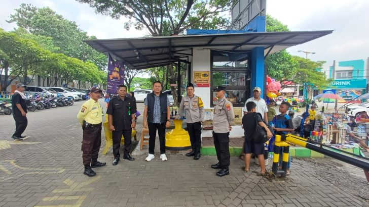 Sambangi Pos Keamanan Kolam Renang, Patroli Polsek Pasar Kemis Sampaikan Pesan Kamtibmas