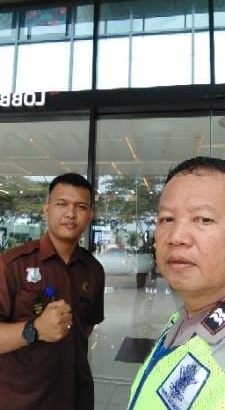 Aiptu Dedih Silaturahmi Dengan Masyarakat Dengan Melaksanakan Kegiatan Patroli Rutin