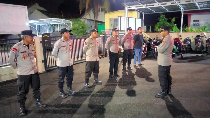 Melanjutkan tugas rutin, Pawas Polsek Kresek pimpin Apel Malam di halaman Mapolsek Kresek.