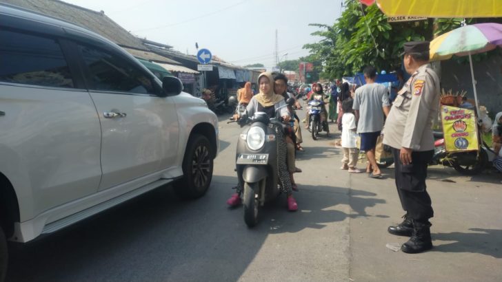 Demi kelancaran aktivitas masyarakat, Polsek Kresek Polres Kota Tangerang lakukan giat Gatur Lalin di pagi hari. 