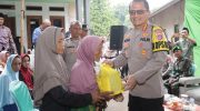 Berbagi Kebahagiaaan Kapolresta Tangerang Beri Bantuan sembako Kepada Masyarakat