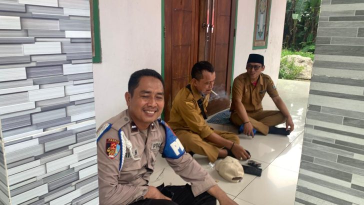 Kesigapan Polisi RW Polsek Kresek dalam segala permasalahan diwilayah, Anggota Polsek Kresek kunjungi warga di Desa.