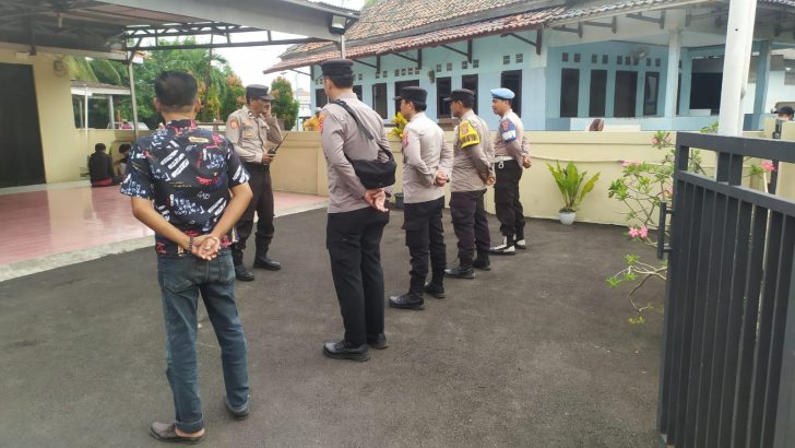 Mengawali tugas rutin, Kanit Samapta Polsek Kresek pimpin Apel Pagi di halaman Mapolsek Kresek.
