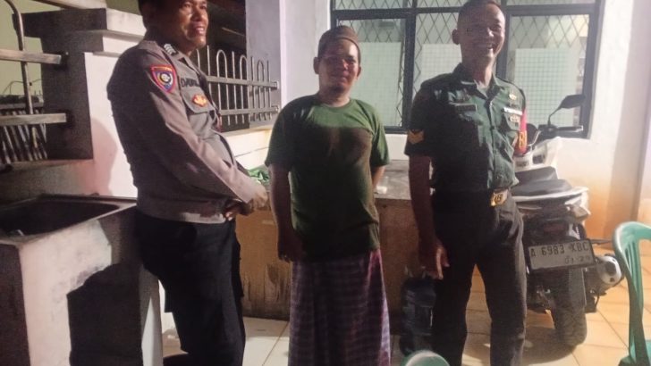 Pak Bhabin dan Babinsa kunjungi warga di Desa dalam rangka menjalin Sinergitas TNI-Polri dengan warga di Desa