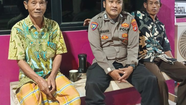 Anggota Polsek Kresek lalukan Patroli Sambang di Desa, sebagai bentuk upaya pendekatan diri dengan masyarakat.
