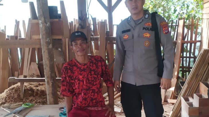 Polisi RW Polsek Kresek tak henti-hentinya kunjungi warga di Desa guna pendekatan diri kepada warga di Binaannya di Desa.