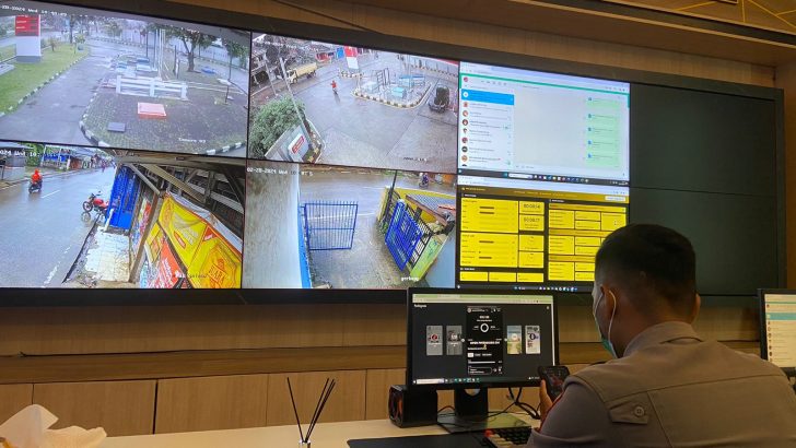 Anggota Command Center Polresta Tangerang laksanakan pemantauan CCTV guna memonitoring situasi Kamtibmas di Daerah Hukum Polresta Tangerang