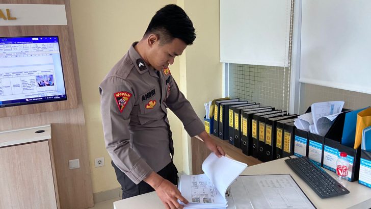 PERSONEL BAG OPS POLRESTA TANGERANG MELAKSANAKAN PENGECEKAN LAPORAN KEGIATAN PERSONEL OPERASI KETUPAT MAUNG 2024 DI POSKO POLRESTA TANGERANG