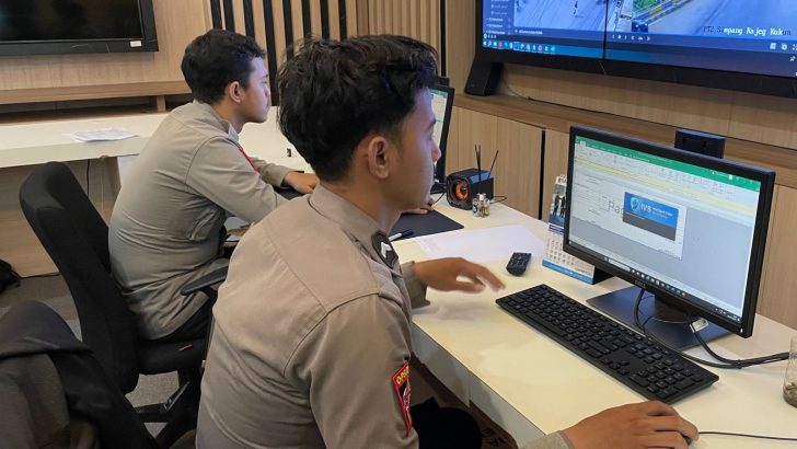 Anggota Command Center Polresta Tangerang laksanakan pemantauan CCTV guna memonitoring situasi Kamtibmas di Daerah Hukum Polresta Tangerang