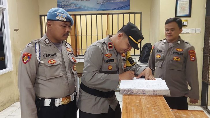 PENGECEKAN MALAM PADA BUKU MUTASI PETUGAS JAGA RUANG TAHANAN OLEH ANGGOTA SIPROPAM