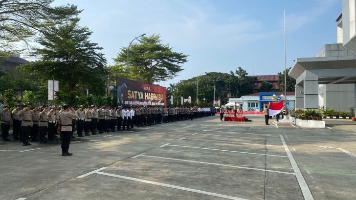 ANGGOTA SIPROPAM MELAKUKAN PENGECEKAN ANGGOTA PADA APEL PAGI POLRESTA TANGERANG