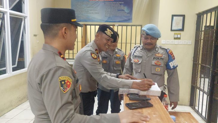 PENGECEKAN MALAM PADA BUKU MUTASI PETUGAS JAGA RUANG TAHANAN OLEH ANGGOTA SIPROPAM