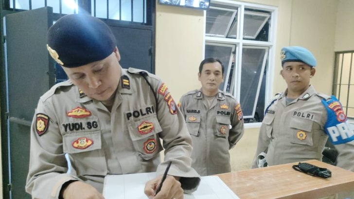 PENGECEKAN MALAM PADA BUKU MUTASI PETUGAS JAGA RUANG TAHANAN OLEH ANGGOTA SIPROPAM