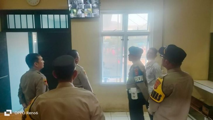 PENGECEKAN PAGI PADA CCTV RUANG TAHANAN POLRESTA TANGERANG OLEH PIKET SIPROPAM POLRESTA TANGERANG