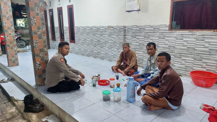 Personil Polsek Rajeg Polresta Tangerang Bripka Adi kurniawan melaksanakan kegiatan rutin sambang DDS kepada masyarakat di desa pangarengan.