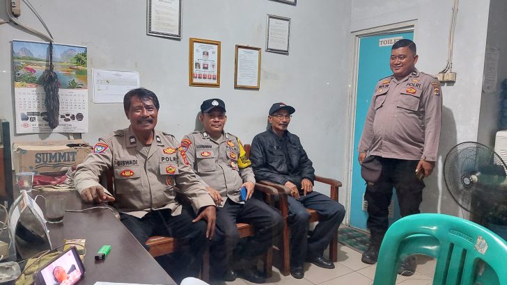 Personil piket fungsi polsek rajeg polresta tangerang melaksanakan kegiatan patroli dialogis kepada masyarakat menampung aspirasi dan keluhan dari masyarakat.