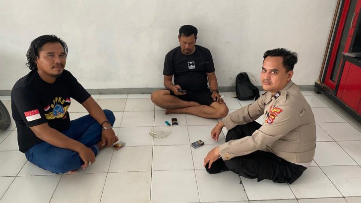 Personil Polsek Rajeg Polresta Tangerang Briptu Candra melaksanakan kegiatan rutin Patroli sambang sekaligus dialogis kepada masyarakat
