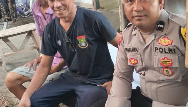 Personil Polsek Rajeg Polresta Tangerang unit binmas Aipda Adinata melaksanakan kegiatan rutin sambang DDS kepada masyarakat di desa Rancabango.