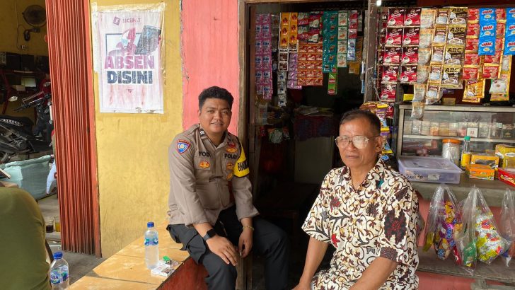 personil polsek rajeg polresta tangerang unit binmas briptu yodi melaksanakan kegiatan rutin sambang kepada masyarakat.