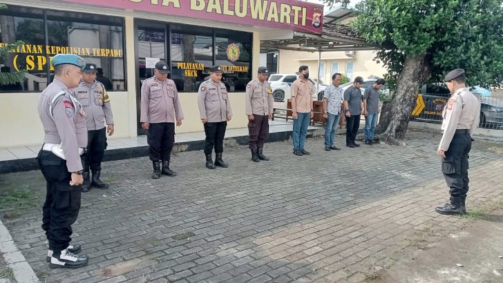 Personil Polsek Rajeg Polresta Tangerang melaksanakan apel pagi di pimpin oleh kanit Samapta Iptu Sutikno sebelum melakukan kegiatan rutin sehari-hari.