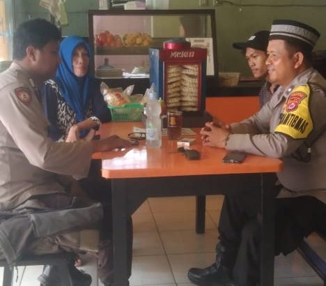 personil polsek rajeg polresta tangerang melaksanakan kegiatan rutin sambang kepada masyarakat.