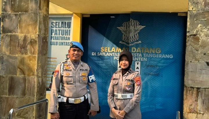 PENGECEKAN MASYARAKAT PEMOHON SIM DI GEDUNG SAT LANTAS POLRESTA TANGERANG OLEH PIKET SIPROPAM DAN SAT LANTAS POLRESTA TANGERANG