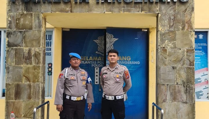PENGECEKAN MASYARAKAT PEMOHON SIM DI GEDUNG SAT LANTAS POLRESTA TANGERANG OLEH PIKET SIPROPAM DAN SAT LANTAS POLRESTA TANGERANG