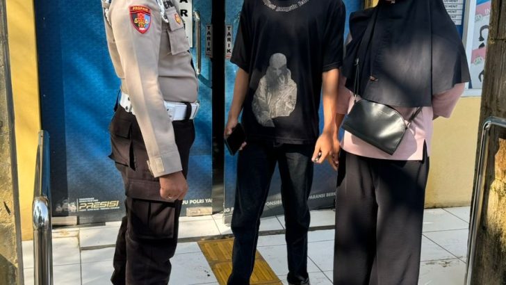 PENGECEKAN MASYARAKAT PEMOHON SIM DI GEDUNG SAT LANTAS POLRESTA TANGERANG OLEH PIKET SIPROPAM DAN SAT LANTAS POLRESTA TANGERANG