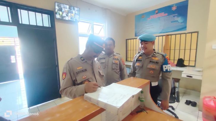 PENGECEKAN PAGI PADA BUKU MUTASI PETUGAS JAGA RUANG TAHANAN OLEH ANGGOTA SIPROPAM