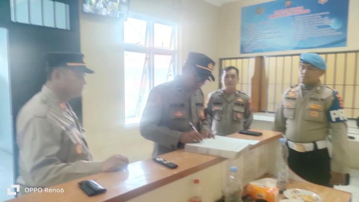 PENGECEKAN PAGI PADA BUKU MUTASI PETUGAS JAGA RUANG TAHANAN OLEH ANGGOTA SIPROPAM