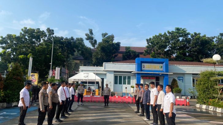 PIKET SIPROPAM POLRESTA TANGERANG MELAKSANAKAN PENGAWASAN SERAH TERIMA TUGAS PIKET
