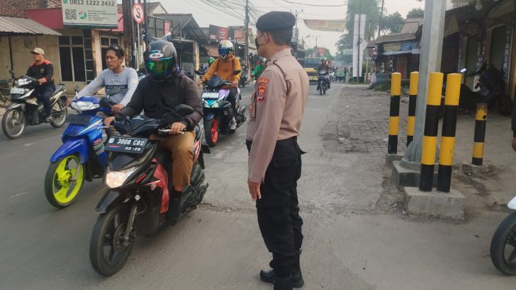 Pengaturan Arus lalin rutin di perempatan TL kukun