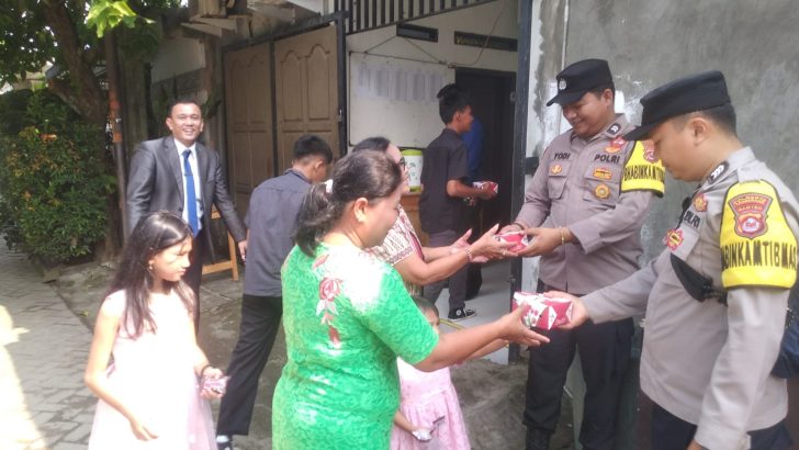 Personil Polsek Rajeg Pada saat pengamanan di rumah ibadah sukatani memberikan snack kepada jamaat