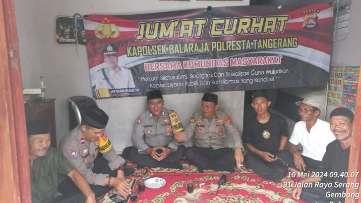 Polsek Balaraja Gelar Jumat Curhat di desa Gembong Kecamatan Balaraja.Balaraja,,// Kabupaten Tangerang, Serap Aspirasi, Polsek Balaraja Gelar Jumat Curhat di Desa Gembong Kecamatan Balaraja.”Jumat (10/05/2024)Dalam kegiatan Jumat Curhat di desa Gembong Kecamatan Balaraja, Kapolsek Balaraja AKP Badri Hasan didampingi Waka Polsek Balaraja, Iptu Safei,Kanit Binmas Iptu Bambang Hermanto Berinteraksi langsung dengan masyarakat. Tujuan dari kegiatan ini adalah untuk mengenali lebih dekat permasalahan yang dihadapi masyarakat dan memberikan solusi atau saran yang dapat membantu.Kapolresta Tangerang memulai sesi curhat dengan mengajak masyarakat untuk berbagi cerita atau keluh kesah yang mereka alami. Masyarakat diminta untuk berani membuka diri dan mengungkapkan segala permasalahan yang ingin mereka sampaikan.Selama sesi Jumat Curhat, Kapolsek Balaraja Polda Banten mendengarkan dengan seksama setiap cerita yang disampaikan oleh masyarakat. Ia memberikan perhatian penuh dan memberikan solusi atau saran yang relevan terhadap setiap permasalahan yang dikemukakan.Selain itu, Kapolresta Tangerang KOMBESPOL BAKTIAR JOKO MUJIONO, SIK, MM. juga menjelaskan kebijakan atau program dari kepolisian yang berkaitan dengan permasalahan yang disampaikan oleh masyarakat. Ia berusaha menjelaskan secara rinci mengenai langkah-langkah yang telah dilakukan atau akan dilakukan untuk mengatasi permasalahan tersebut.Kegiatan Jumat Curhat ini mendapatkan respons yang positif dari masyarakat yang hadir. Masyarakat merasa senang dan terbantu dengan adanya kegiatan ini karena mereka merasa dihargai dan didengarkan oleh pihak kepolisian. Mereka berharap kegiatan seperti ini dapat terus dilakukan untuk mendekatkan hubungan antara kepolisian dan masyarakat.Dengan melaksanakan Jumat Curhat di Polsek Balaraja,,Kapolresta Tangerang juga menjalin hubungan yang baik dengan pemuka agama dan tetap menjaga kebersamaan dengan masyarakat Muslim. Hal ini juga berfungsi sebagai sarana komunikasi antara kepolisian dan masyarakat dalam menjaga keamanan dan ketertiban di daerah Tangerang.